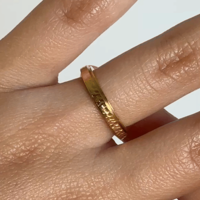 Anillo Deslizante Delgado Hammered Dorado